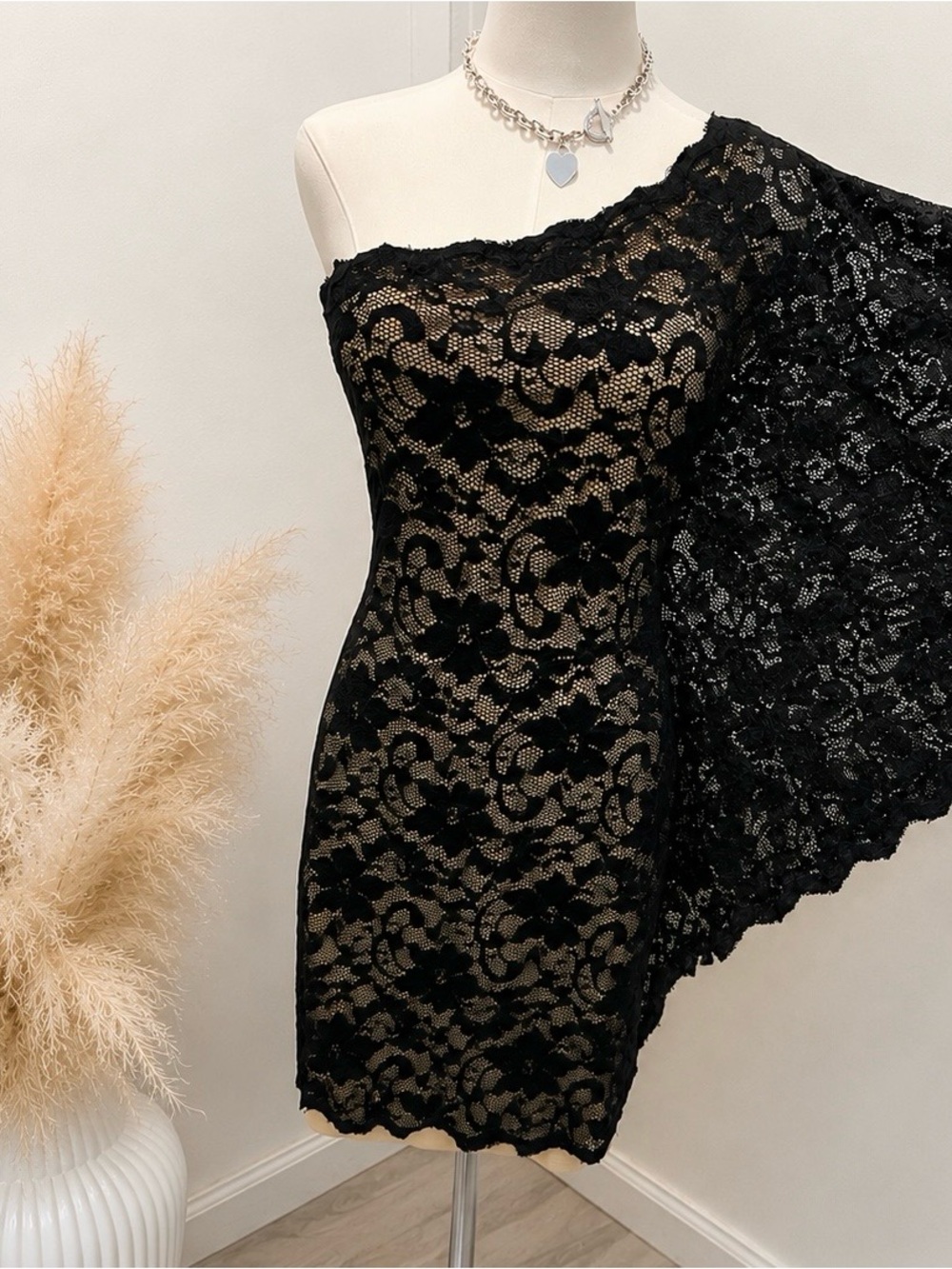 Black One-Shoulder Lace Evening Dress